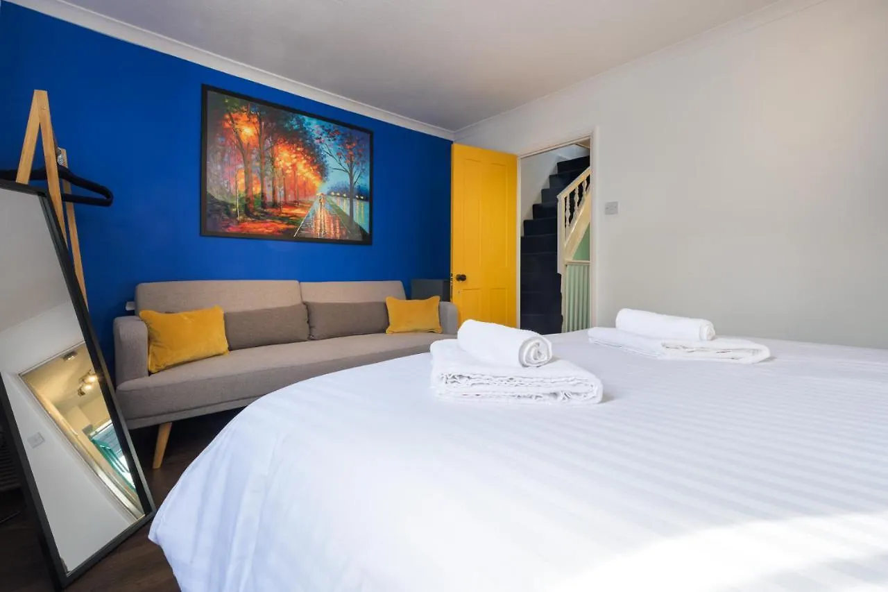 Vibrant Spring Street With Garden Villa Brighton