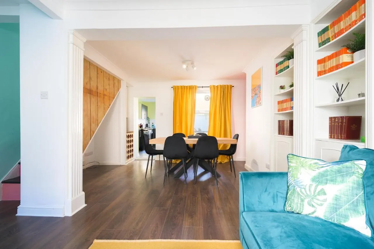 Casa vacanze Villa Vibrant Spring Street With Garden Hove