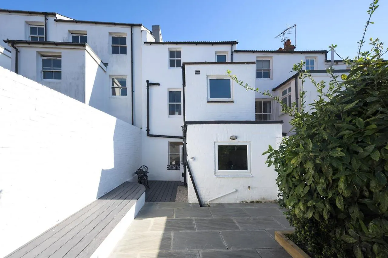 Villa Vibrant Spring Street With Garden Hove